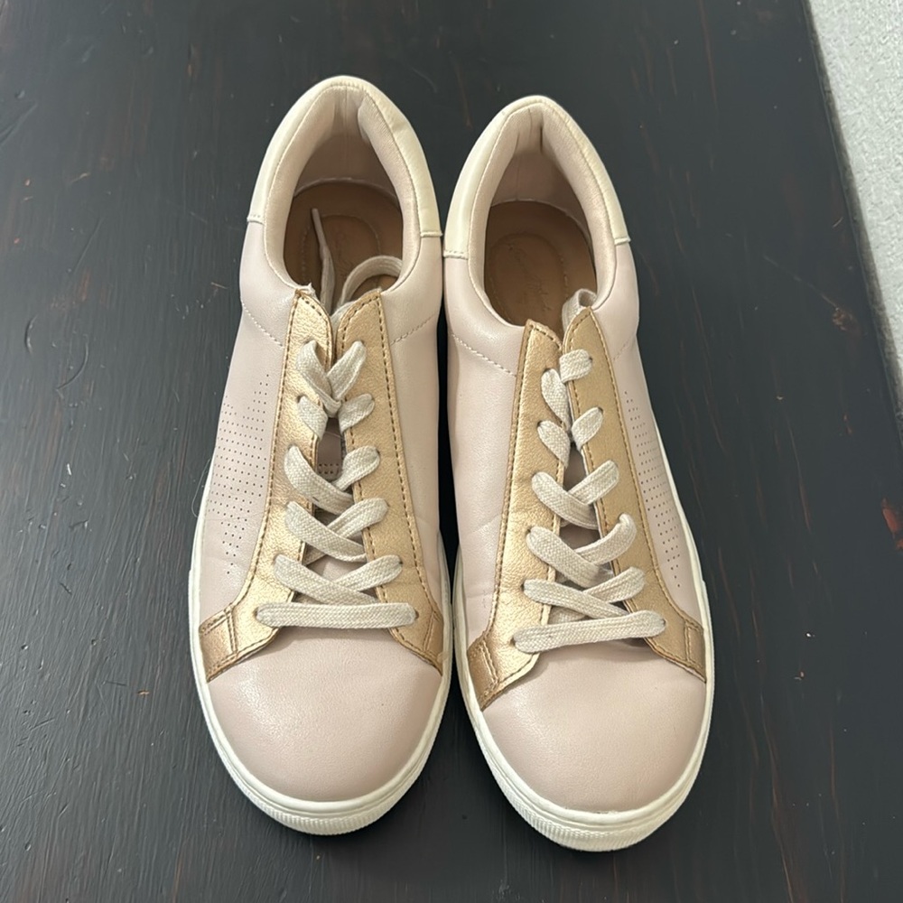 Universal Thread Brand . In good condition